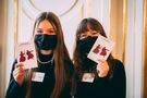 Zdjęcie przedstawia młodych wolontariuszy na Zamku Królewskim w Warszawie 