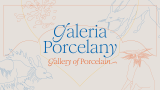 Logotyp Galerii Porcelany wyeksponowany na tle motywów zwierzęcych obecnych na jednym z okazów z kolekcji