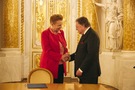 Prof. Małgorzata Omilanowska-Kiljańczyk, dyrektorka Zamku Królewskiego w Warszawie, oraz prof. Andrzej Rottermund, przewodniczący zarządu Fundacji, były dyrektor Zamku Królewskiego w Warszawie - uścisk dłoni.