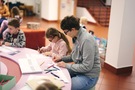 Mama z dzieckiem podczas zajęć plastycznych