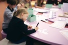 Dziewczynka wykonująca pracę plastyczną w przestrzeni edukacyjnej