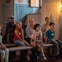 Edukator oprowadzający grupę dzieci po ekspozycji stałej
